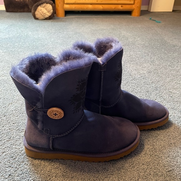 Ugg Bailey Button size 7. Navy with mandala on the front - Picture 3 of 6